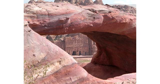 A Petra, vue sur le tombeau-palais